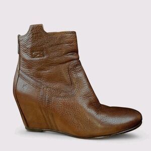 Frye Carson Leather Ankle Booties Size 6 Brown Boot Hidden Wedge Back Zip Cognac